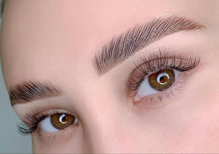 نمای نزدیک ژل لیفت ابرو فرنا با فرمول غنی از کراتین